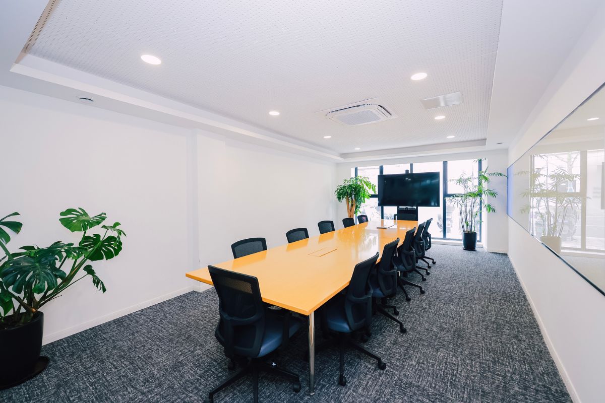 Rounded tables for working and large TV screen for meetings