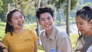 Students enjoying time outdoors on the Yarra river