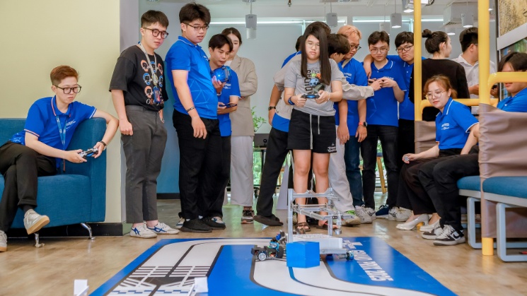 Vietnamese students enjoying STEM demonstration