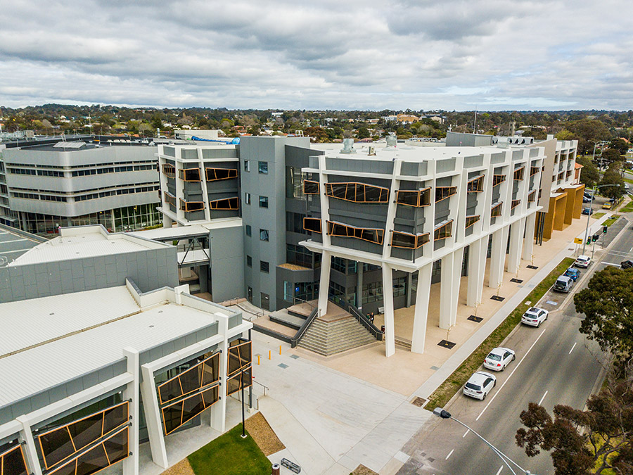 Chisholm campus at Frankston, three level buildings with trees surrounding