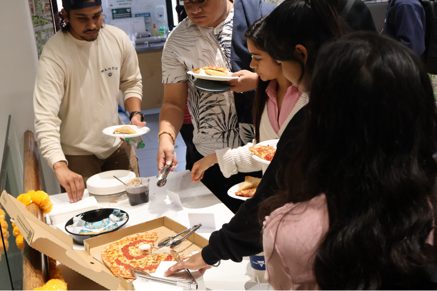 students eating pizza